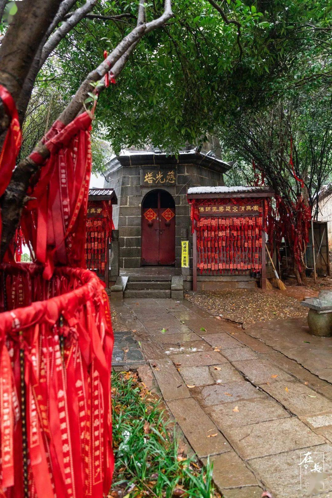 松柏寺主供药师佛寓意着祛病消灾在殿内往右走顺时针绕佛三周正