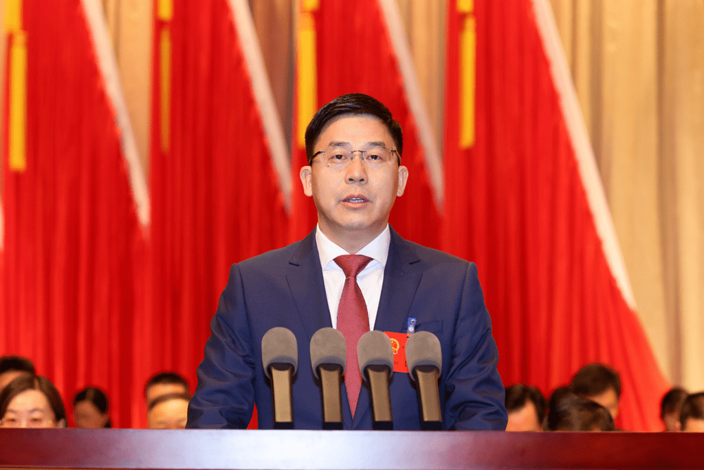 "靖江市委书记张长平在政协全会上告诉大家,全市上下克难攻坚,负重