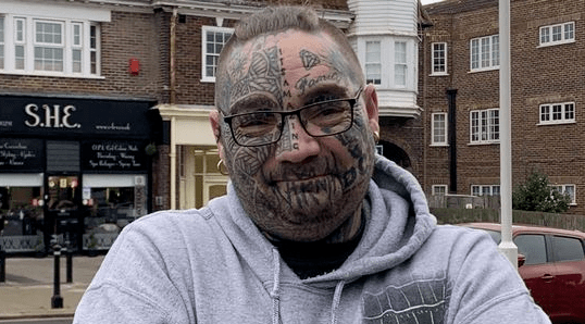 英国男子称因为脸上有纹身租不到房子