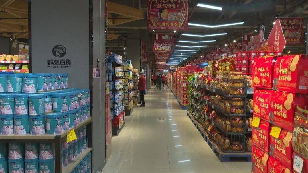 记者在鹏泰百货超市看到,工作人员正在入口处有序引导市民进行体温