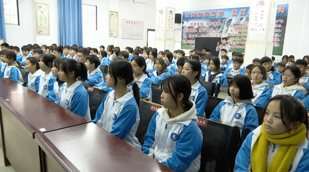 惠心在望望谟县第三中学东西部协作惠心在望公益助学金发放仪式举行