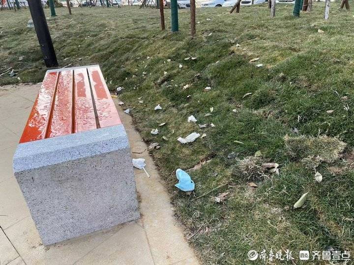 济南一公园垃圾遍地开发商建设完成后将交接管理