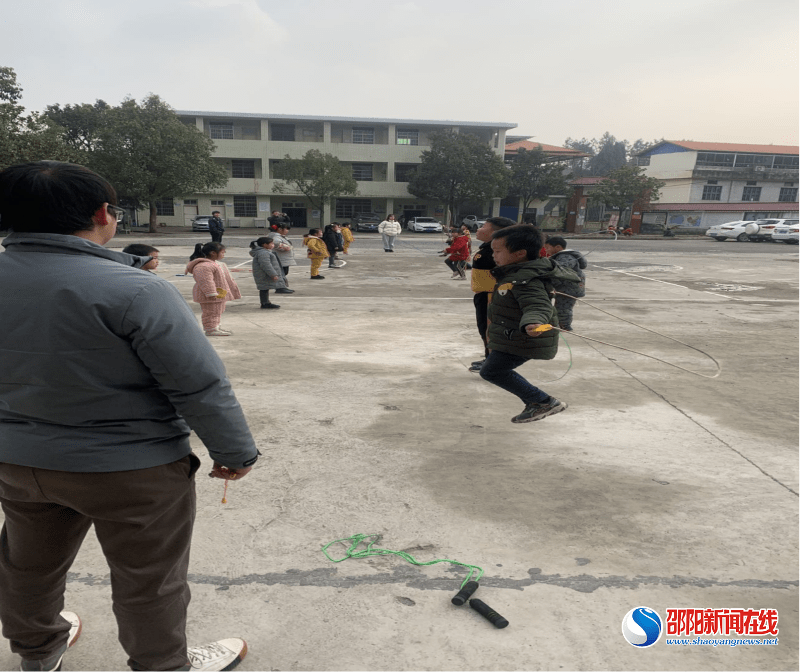 淘汰制|隆回县滩头镇栗山完小举行“绳采飞扬，悦动健康”跳绳比赛