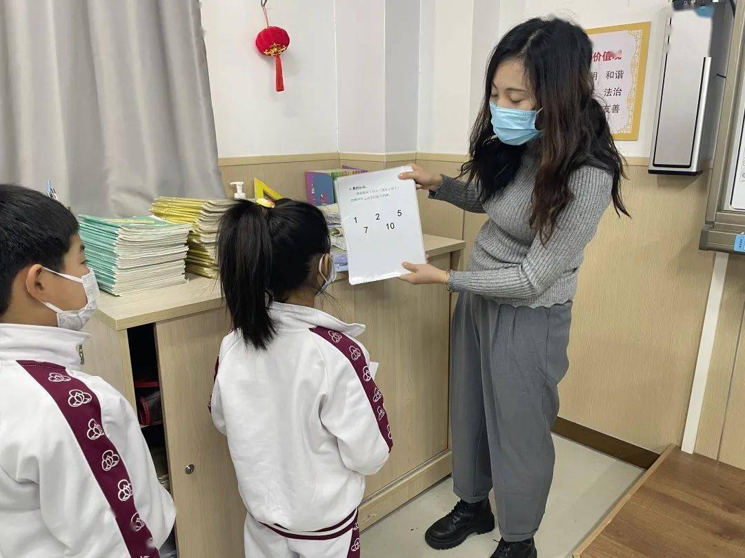 冰墩墩带着铭铭品品游冬奥良乡小学铭品校区举行知识游戏大冲关活动
