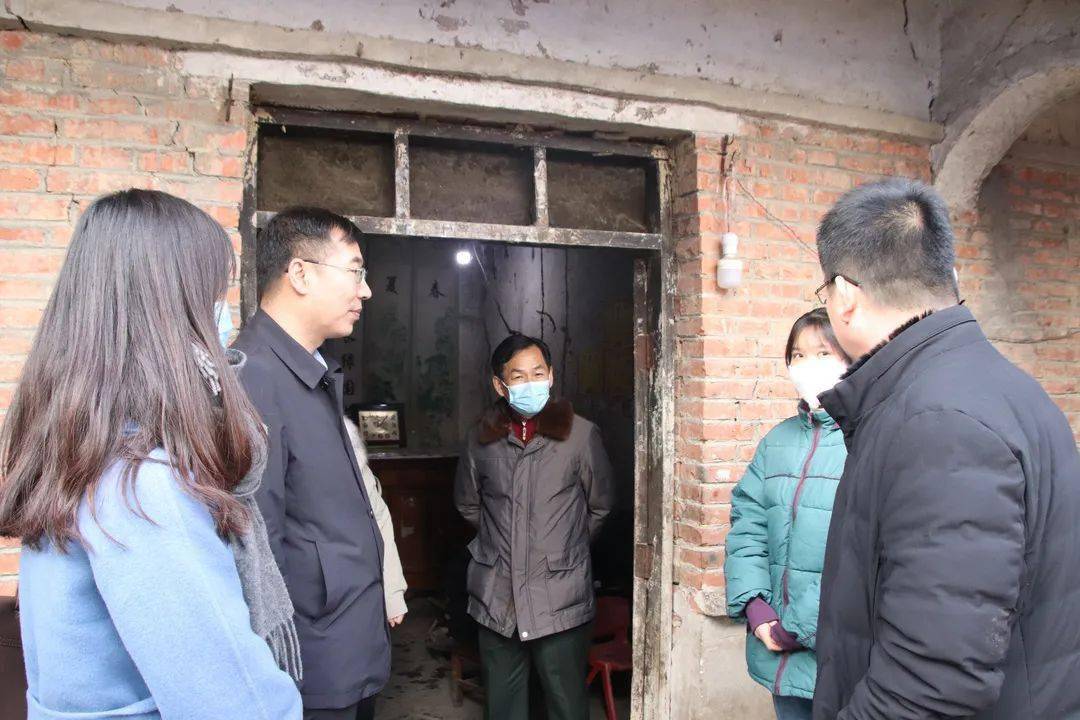 临泉老集村里来了这么一群人._慰问_爱心_王显江