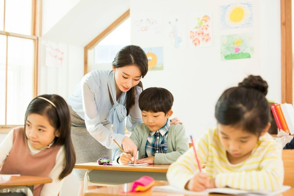 好的英语学习学校 71645a5c69aa4b43ae5c2bc15c7a9bcd.jpeg