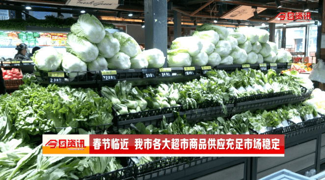 1月11日上午,记者在万禾超市尚城店的入口处看到,超市工作人员要求