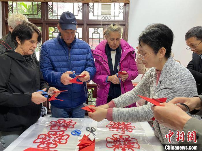 友人|外国友人广西写春联、剪纸 体验中国传统年味