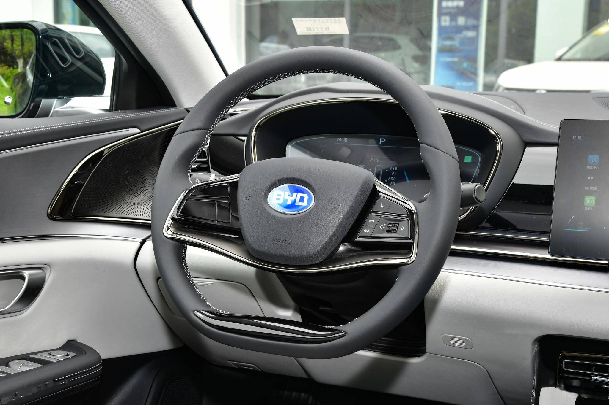 解读比亚迪e9有222马力续航506马力轴距2920mm售2298万