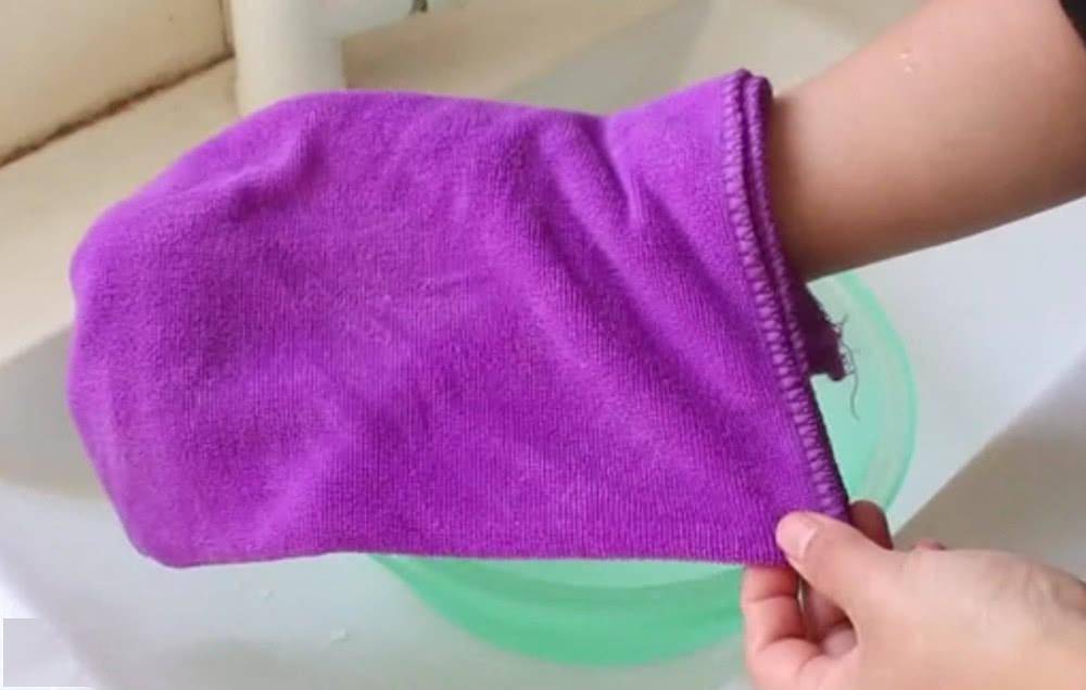 第2步:用生理盐水冲洗干净如果用温热的毛巾没有把所有的分泌物擦拭掉