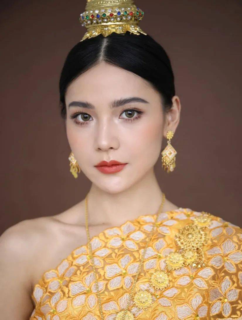 现实美妆博主回归现实，「换头术」到底是真是假？