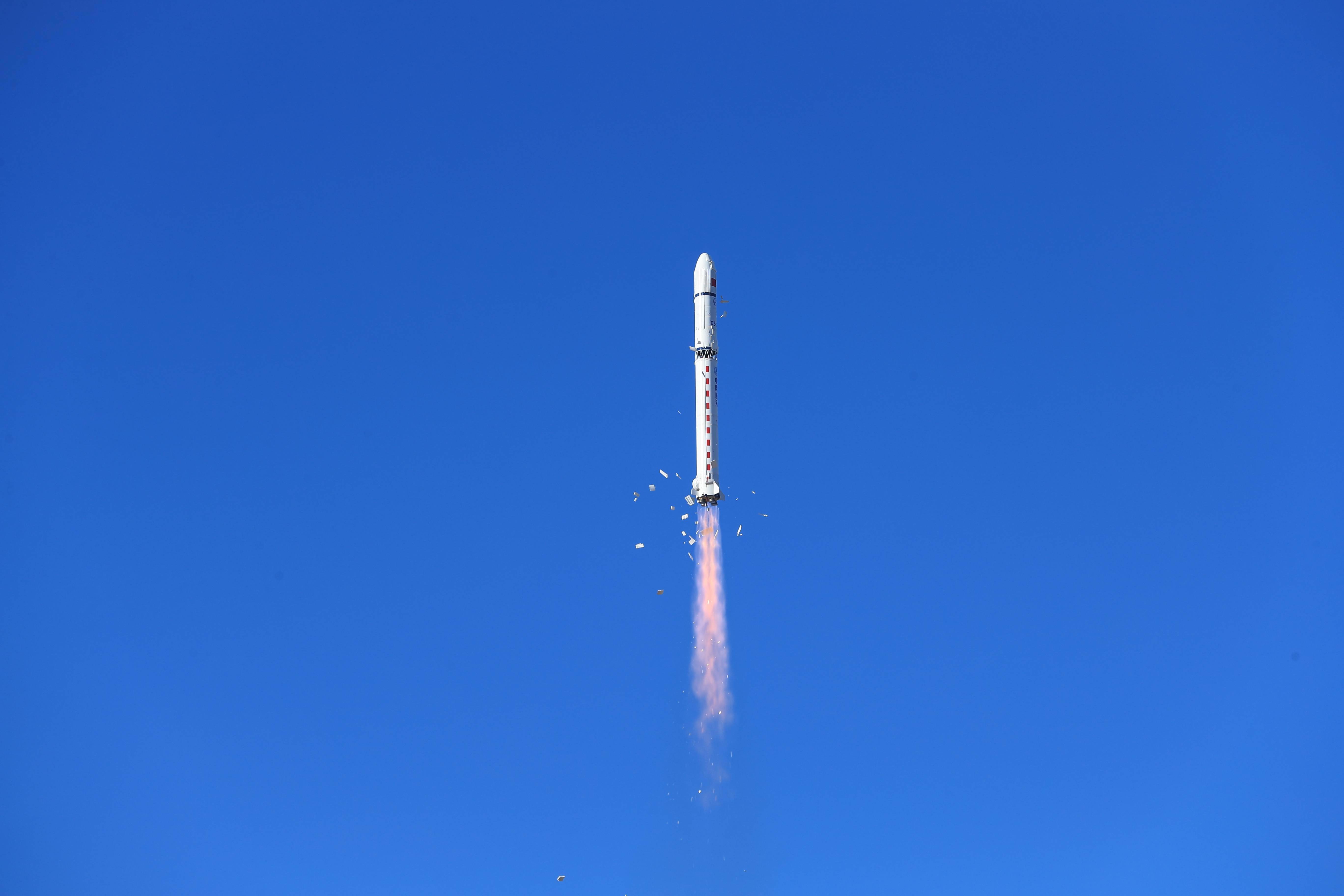 我国成功发射试验十三号卫星中国航天2022年首次发射开门红