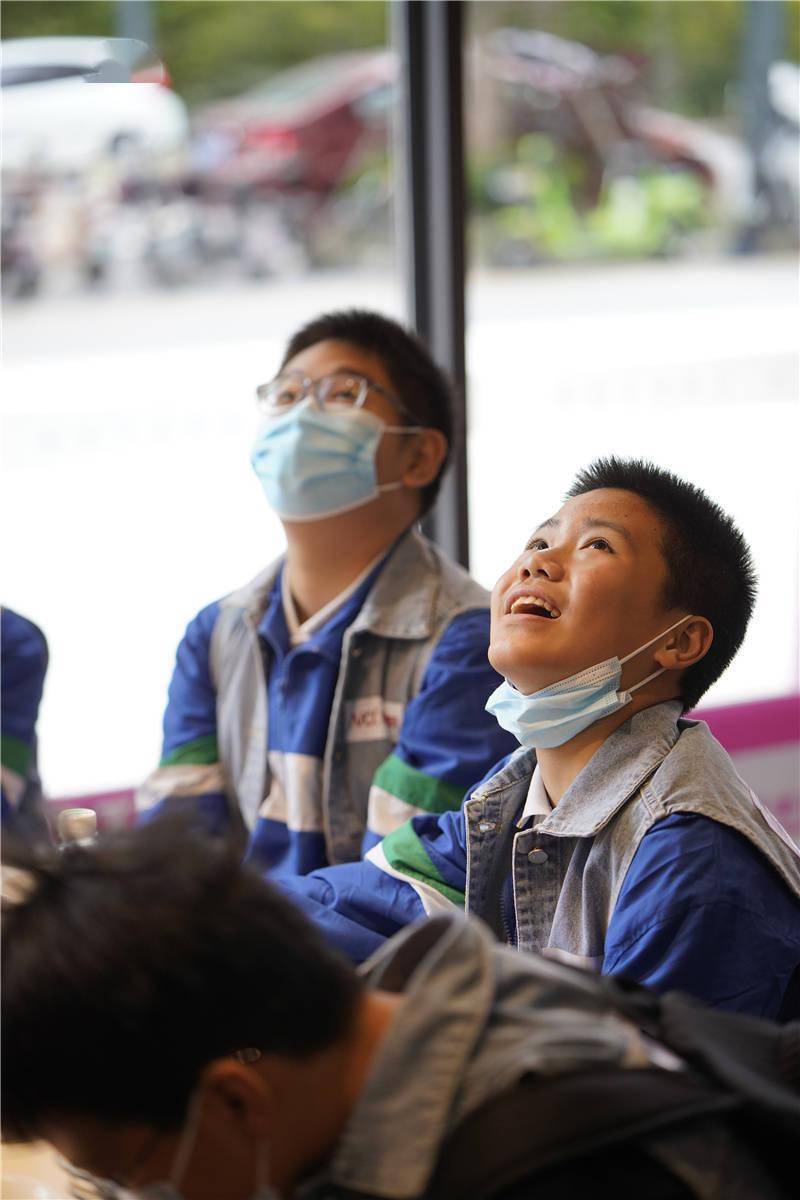 南都小记者未来营征文：与机器人面对面 思考“幸福”的内涵