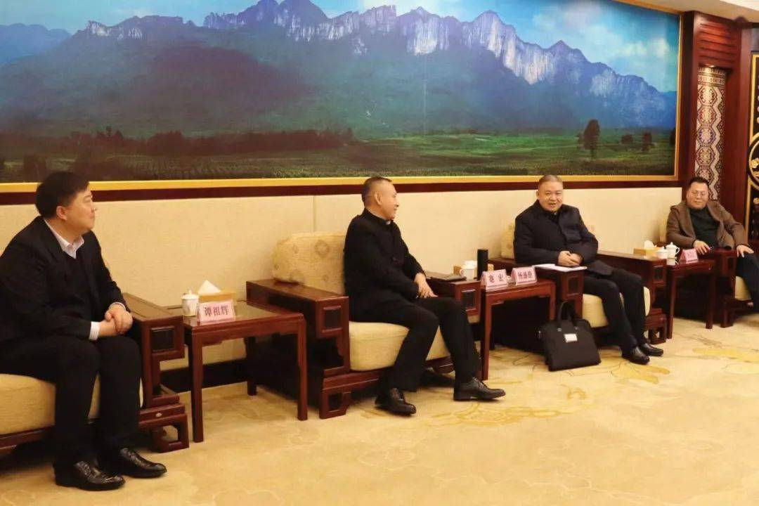 头条恩施州州长夏锡璠会见蹇宏一行共议恩施硒产业发展