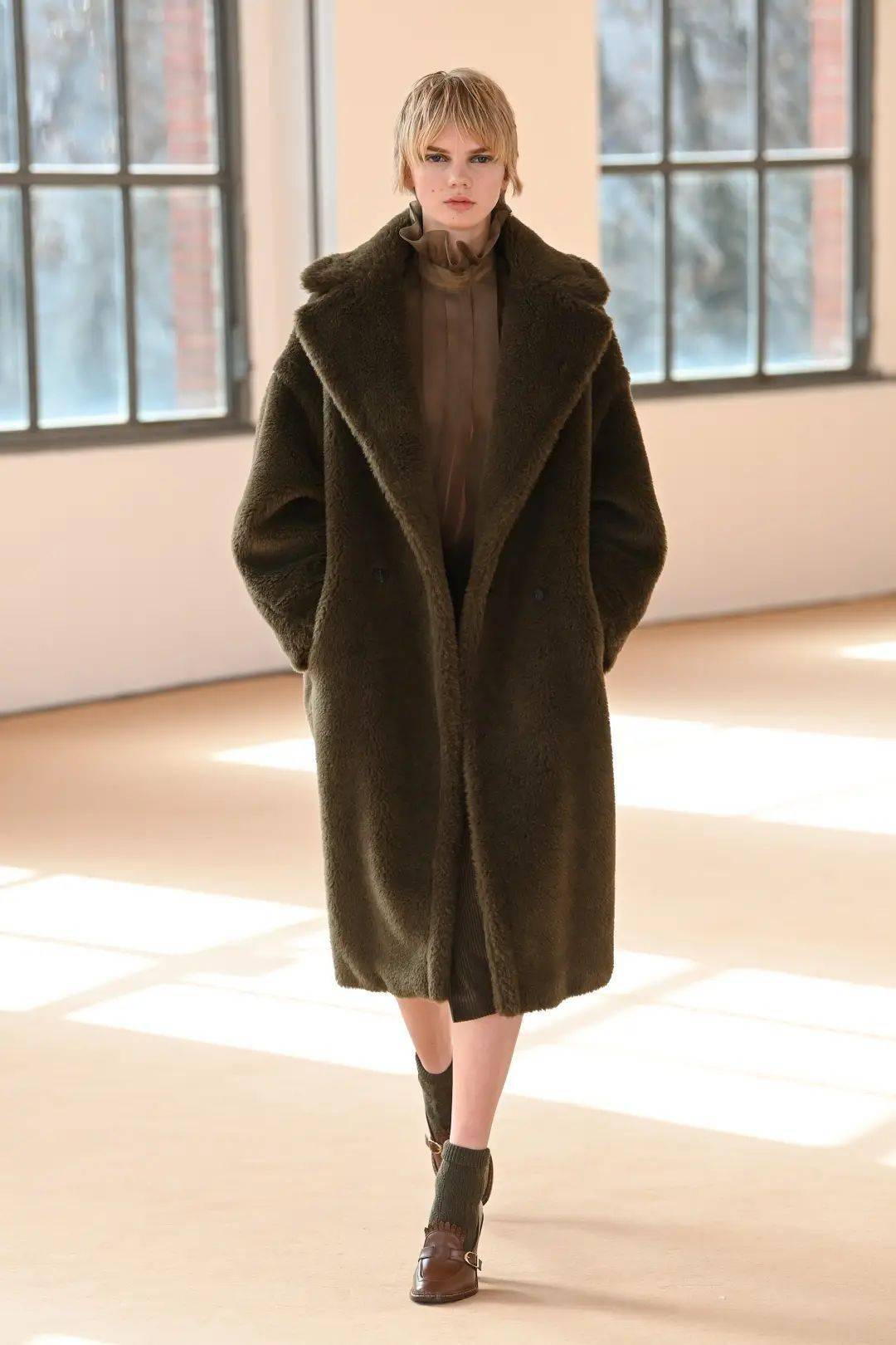 MaxMara 都2022了，大衣还是这样穿显高级！