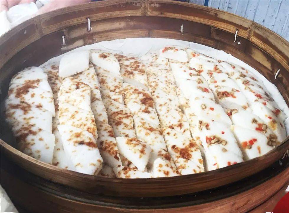 卤和青红丝,五颜六色蒸熟之后,在光泽透明的糕面蒸制发糕时先用文火