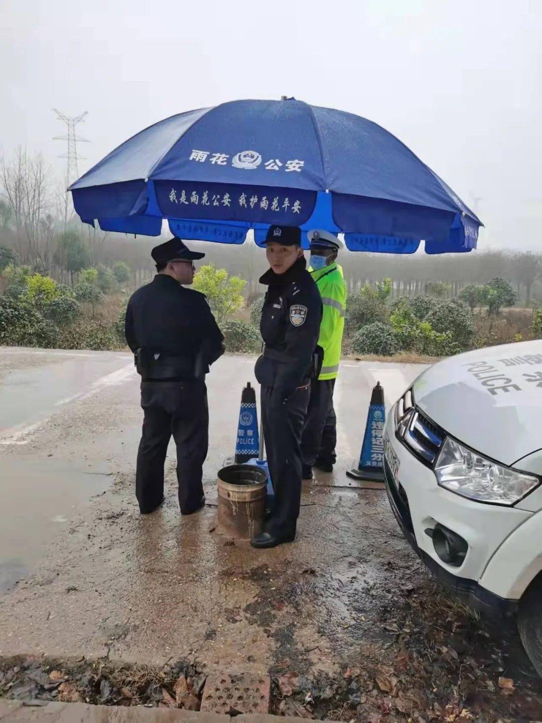 头发全白的8090后获群众点赞