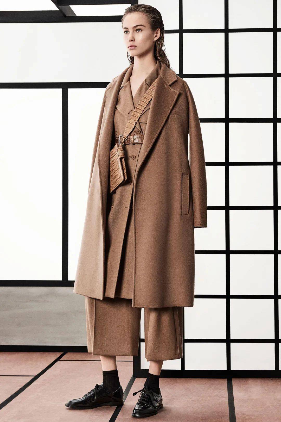 MaxMara 都2022了，大衣还是这样穿显高级！