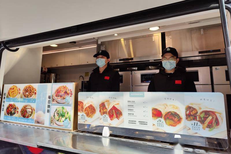 机器人上岗炒菜！便民移动餐车开到崇文门