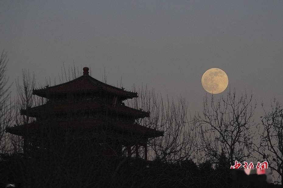 苍穹|2022年首轮月圆 满月高挂苍穹明亮璀璨