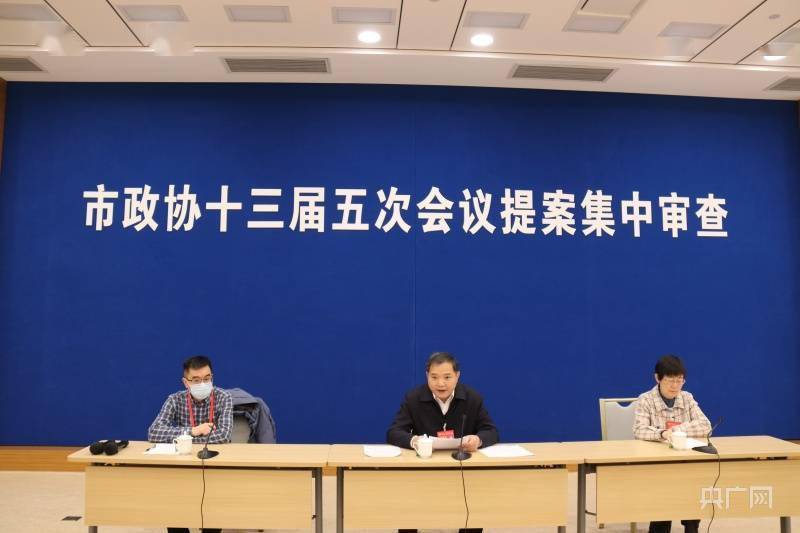 霍博 摄)上海市政协常委,提案委员会主任俞烈介绍今年提案审查工作