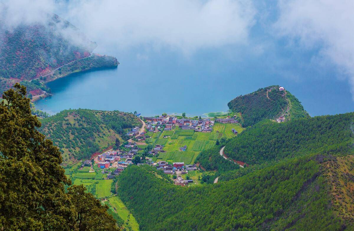 格姆女神山,摩梭族传说中格姆女神化身,泸沽湖四周最高的山峰_女神山