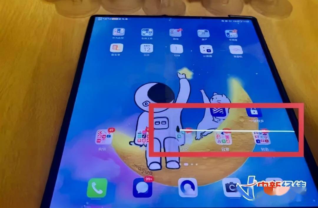 消费者承担|换屏费高达9000元,折叠屏手机售后跟上了吗?