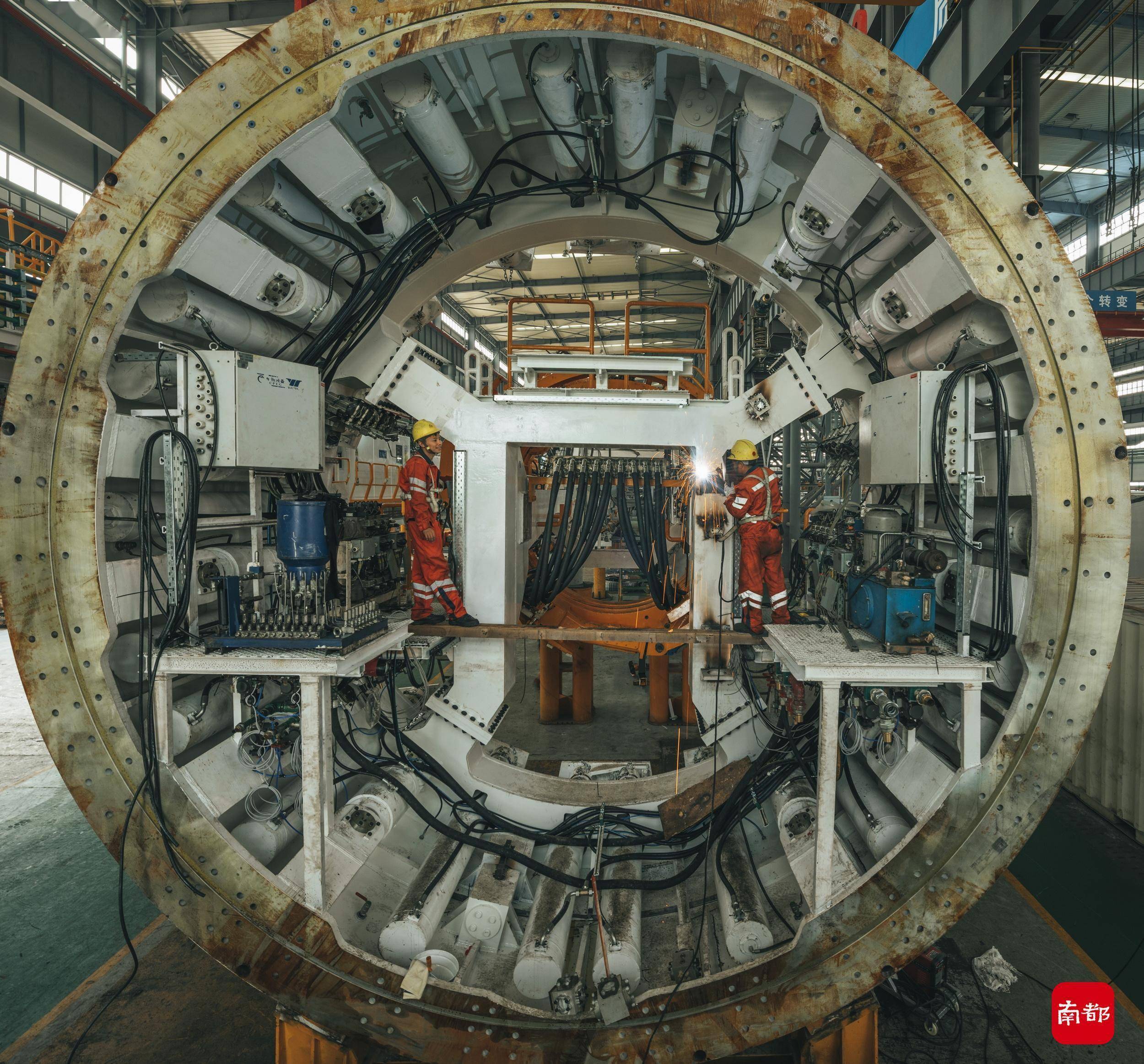 设备|百米深地铁隧道怎么修？南都拍客探访“钢铁穿山甲”生产车间