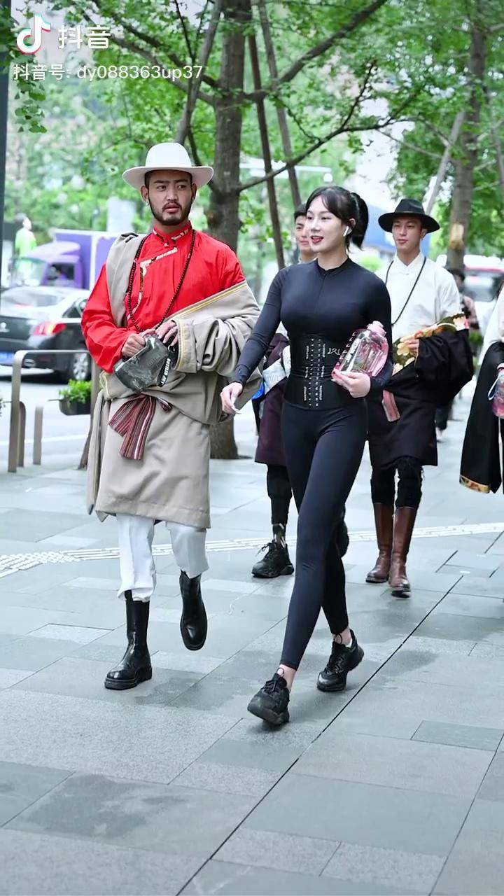 哪个小哥哥让你心动了?街拍 夏日吨吨桶 帅哥 美女 藏风美少年