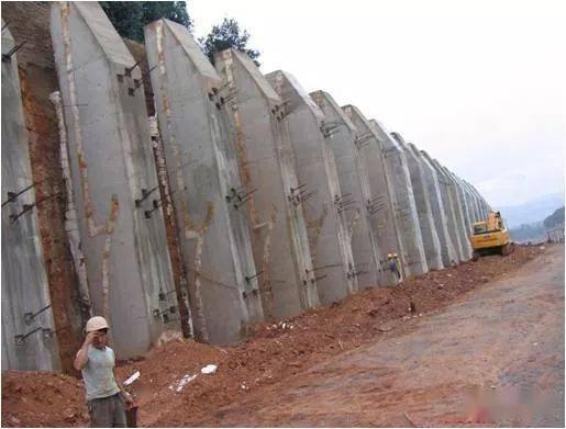 02基本假定锚拉桩设计计算基本假定如下:1) 锚拉桩可简化为受横向变形