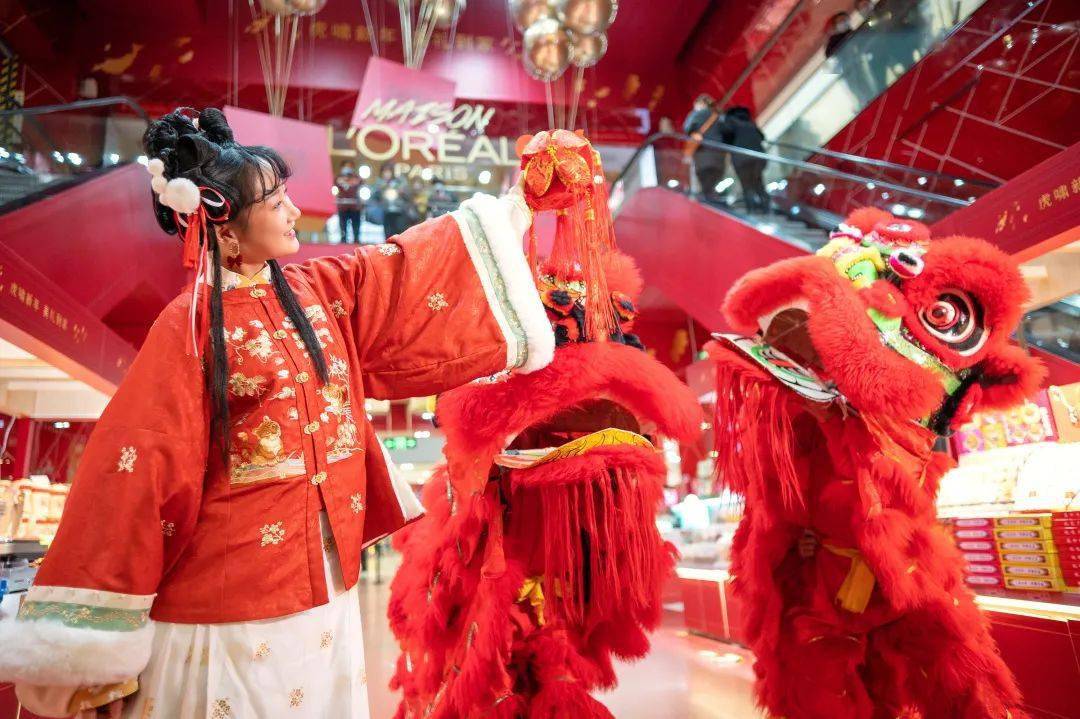 舞狮"空降"现场室外寒风凛冽,室内却热火朝天打造复古与潮流兼具的新"