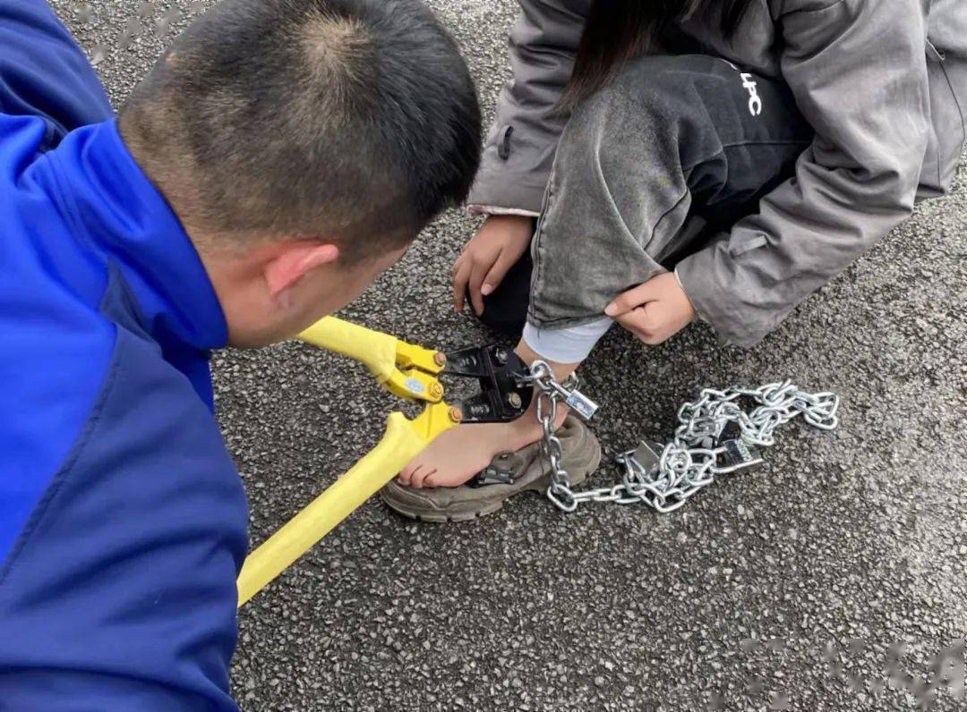 女孩尴尬的告诉消防员脚踝处有一把锁锁住铁链厚度约为5毫米的铁链