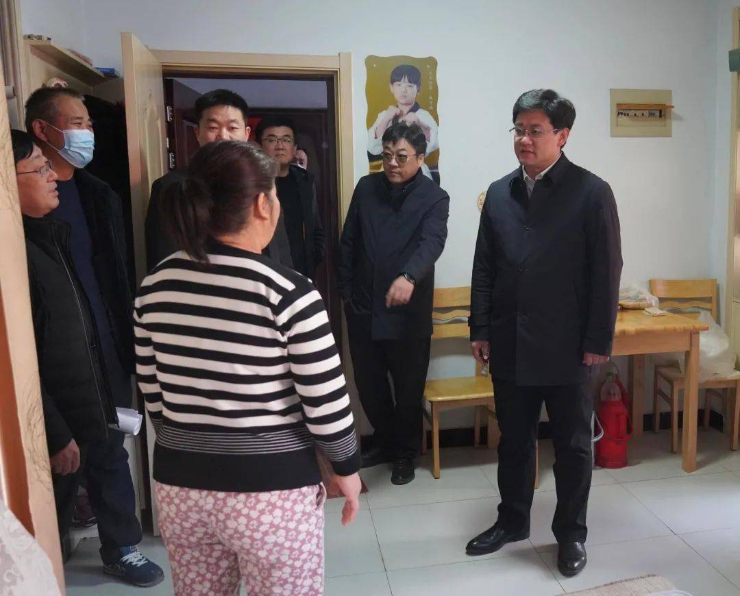 邢亚超一行先后来到困难职工秘明芝,困难党员丁尚林,刘国珍,特困户刘