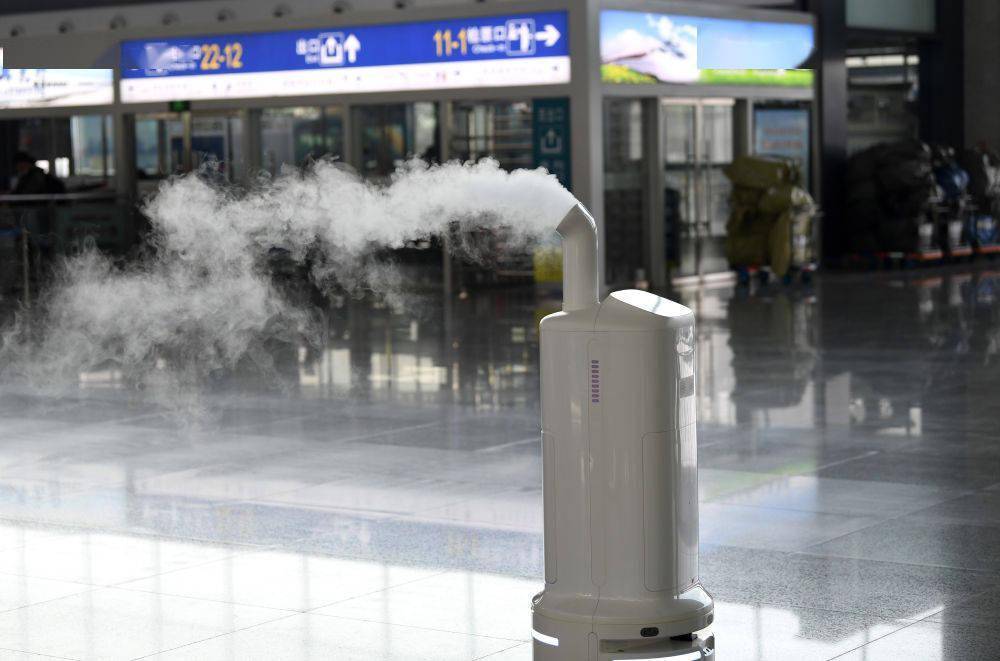 小创|新华全媒+丨科技春运：“萌新”防疫机器人“天团”来喽！