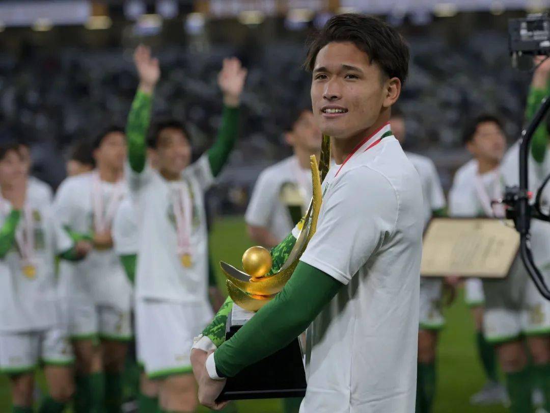 终场哨声吹响的那一刻,身穿青森山田10号球衣,佩戴队长袖标的松木玖生