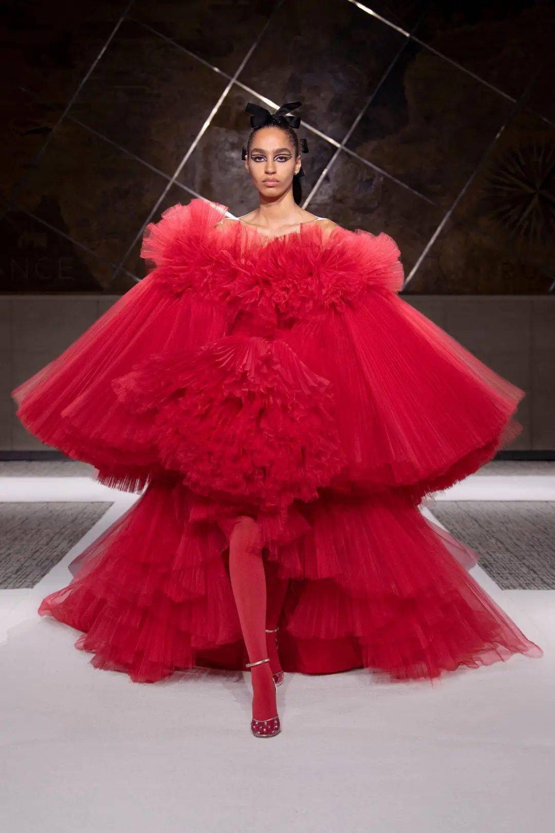 定制 【秀场】Giambattista Valli 2022 春季高级定制时装秀