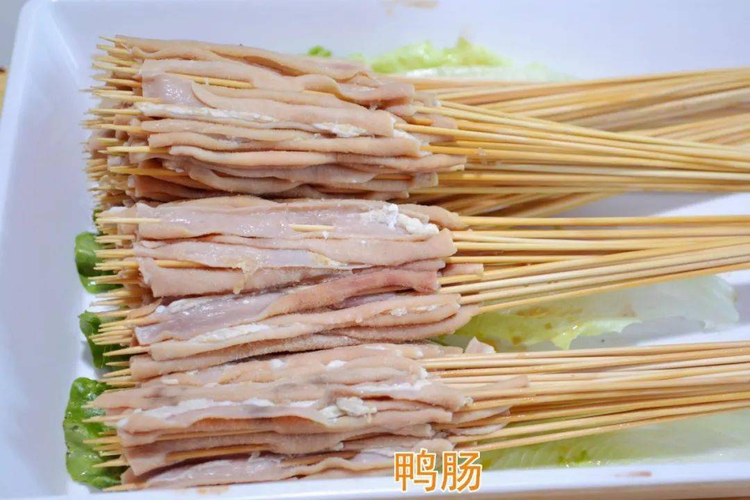 素菜店里除了常见的鸡翅,鸡爪,酸牛肉,肉肠,牛肉串,猪皮,藕片.