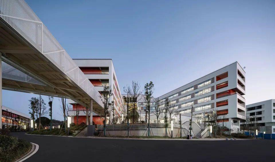 经过计算后的"枝杈"的山面,是一个个整合了交通核和出挑平台的取景框