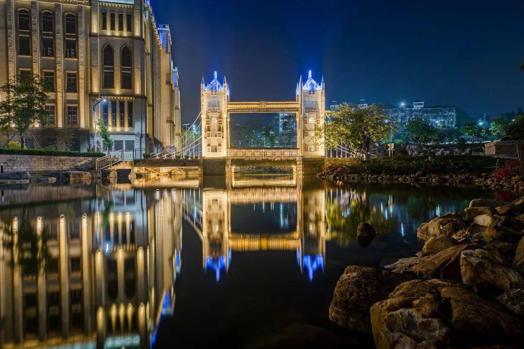 星湖校区 美轮美奂的夜景)星湖校区 校园一角)星湖校区 高级的