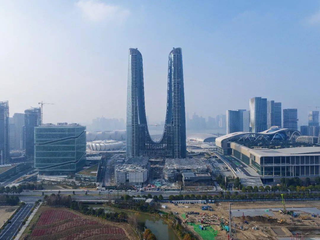 进展杭州世纪中心项目工程塔吊拆除冲刺倒计时