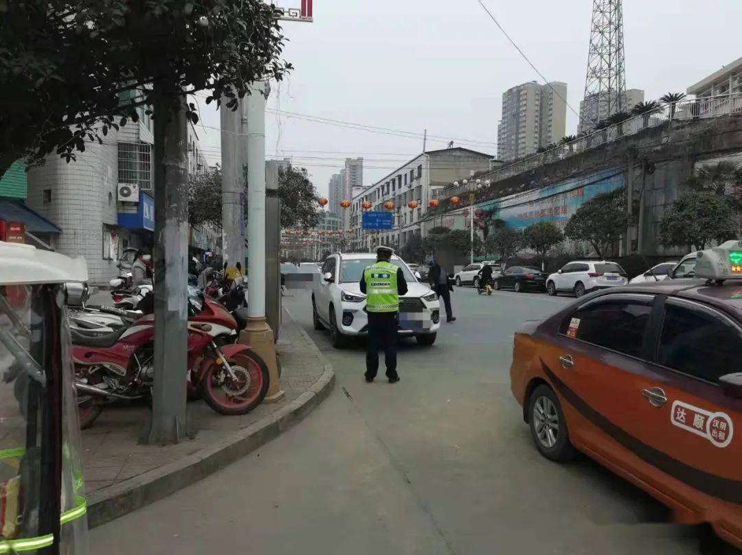 汉阴交警在城区车流密集路段对违法行为进行整治!_管理工作_保障_交通