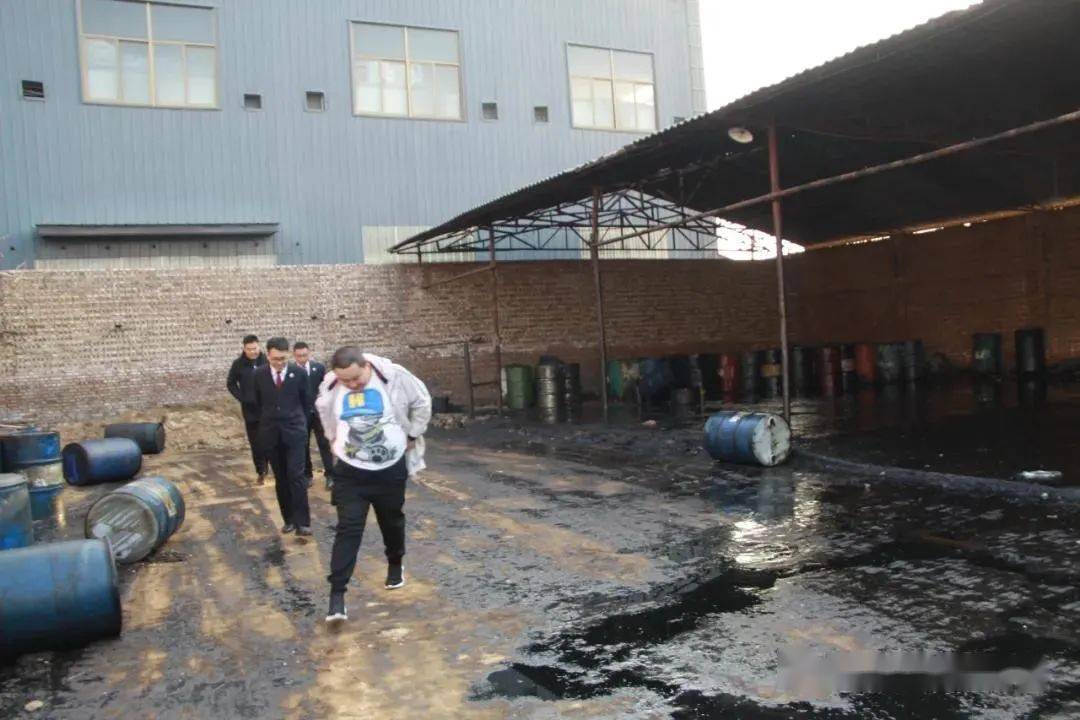 5000余只废油桶共753.51吨堆积如山、9人涉案！最新关于危废仓库建设参考标准！-搜狐大视野-搜狐新闻