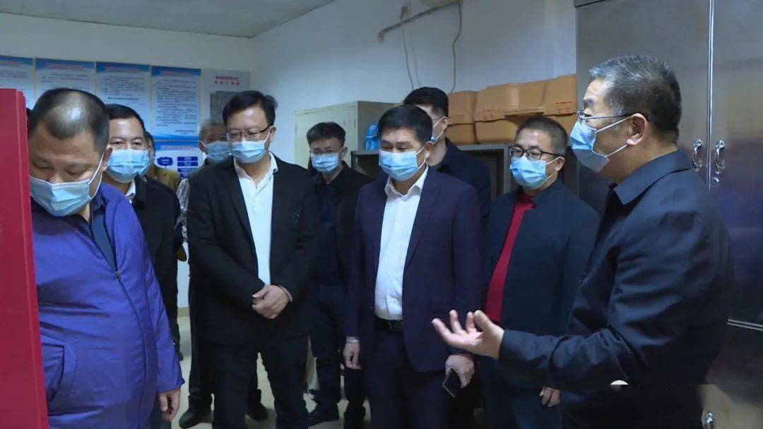 在县城中心市场,蔡淡群实地检查疫情防控,食品安全