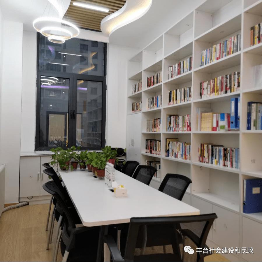 则以"家"的理念呈现温馨优雅的会客厅,打造开放型,通用型,共享型社区