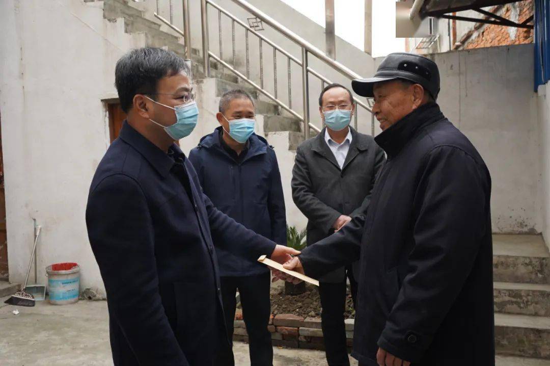 吴明哲春节走访慰问困难党员和群众