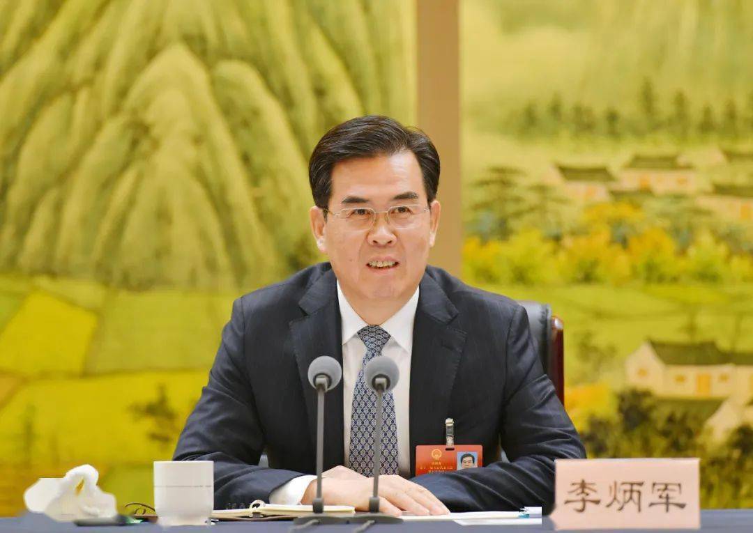 1月20日下午,省委副书记,省长李炳军来到他所在的遵义代表团,与代表们