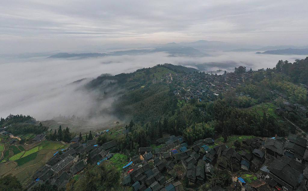 苗寨|贵州黔东南：雾绕苗寨冬景靓丽