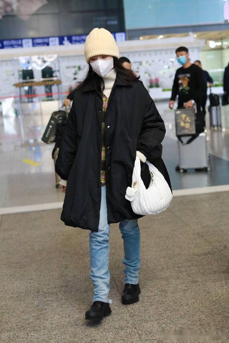 街拍:董洁黑色开衫大衣搭牛仔裤戴针织帽保暖时尚_机场_董洁_大衣