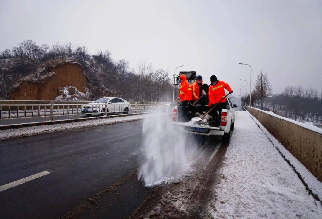 寇店镇撒盐除冰保障群众出行安全