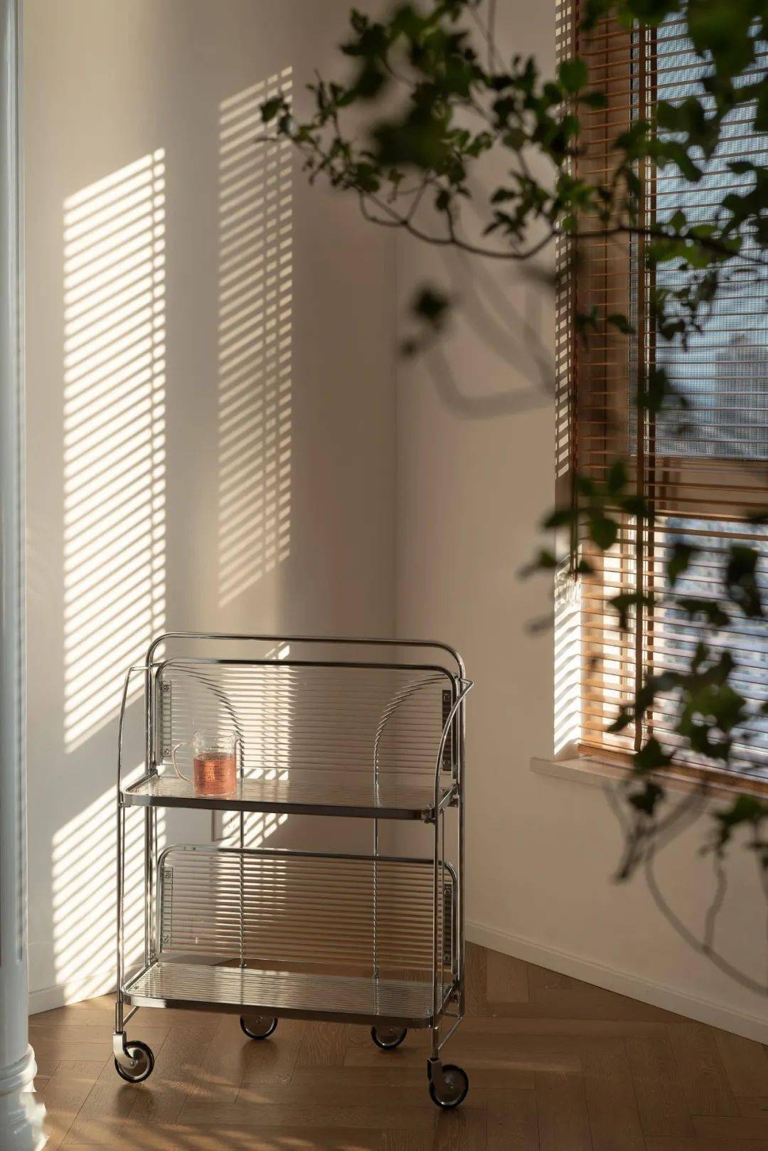 客厅小县城装修天花板！拒绝土味精装，不走网红风，沙漠配色太惊艳了！